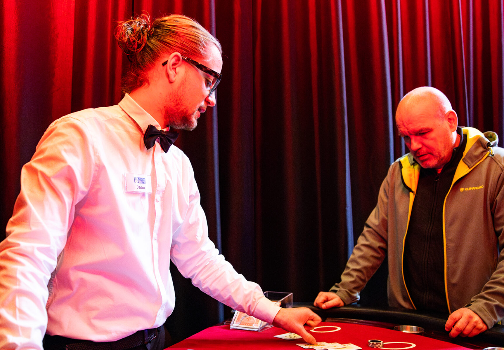 Een gast speelt blackjack tijdens de open dag van Sanka Events.