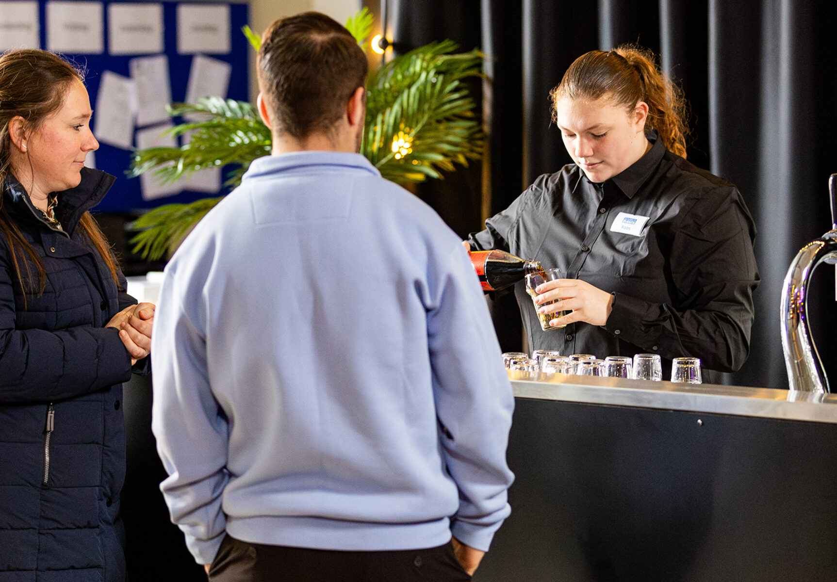 Personeel van Sanka Events schenkt drinken in voor de gasten tijdens de Sanka Opern Dag.