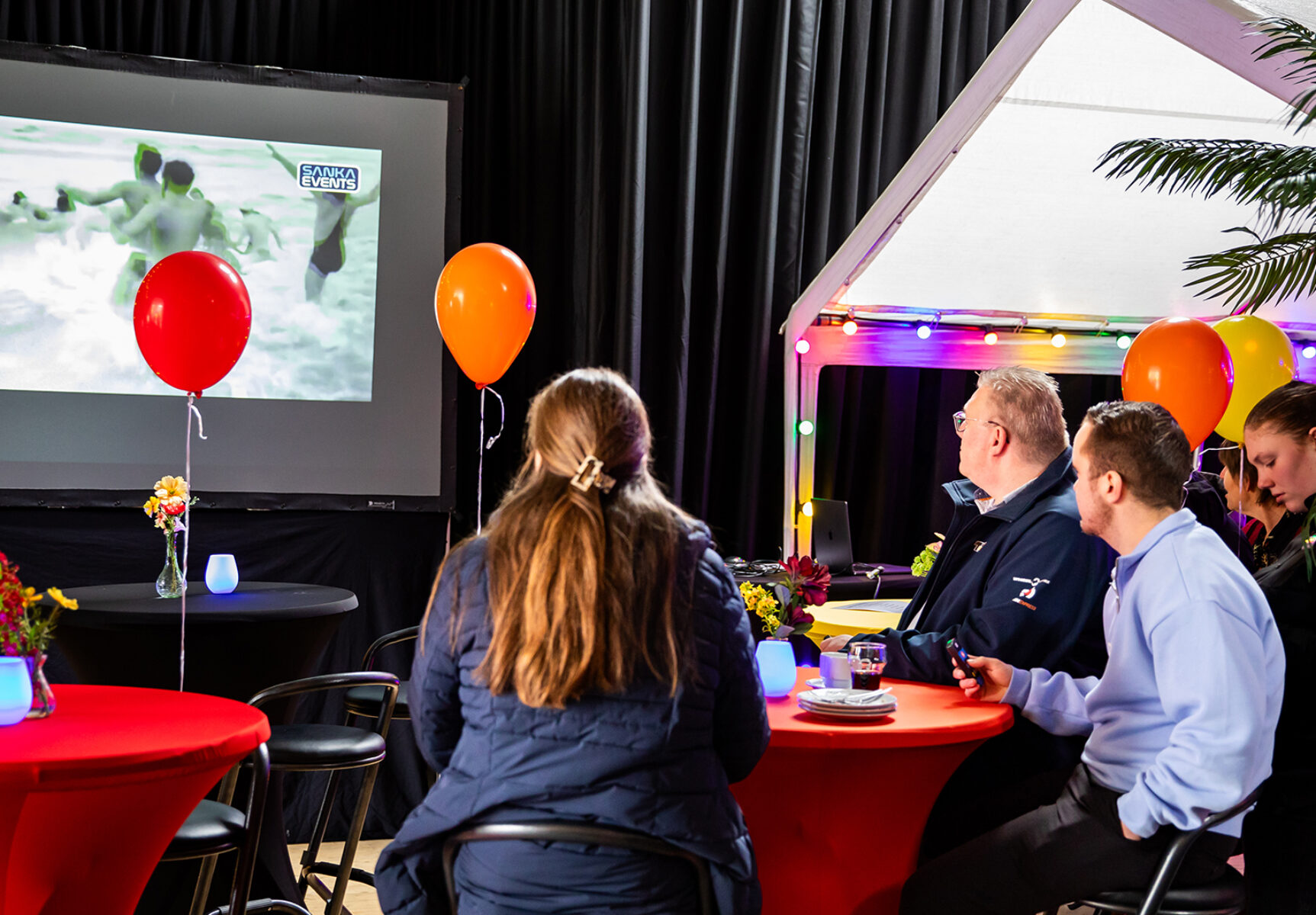 Gasten spelen mee met de Jaarquiz tijdens de Sanka Open Dag.