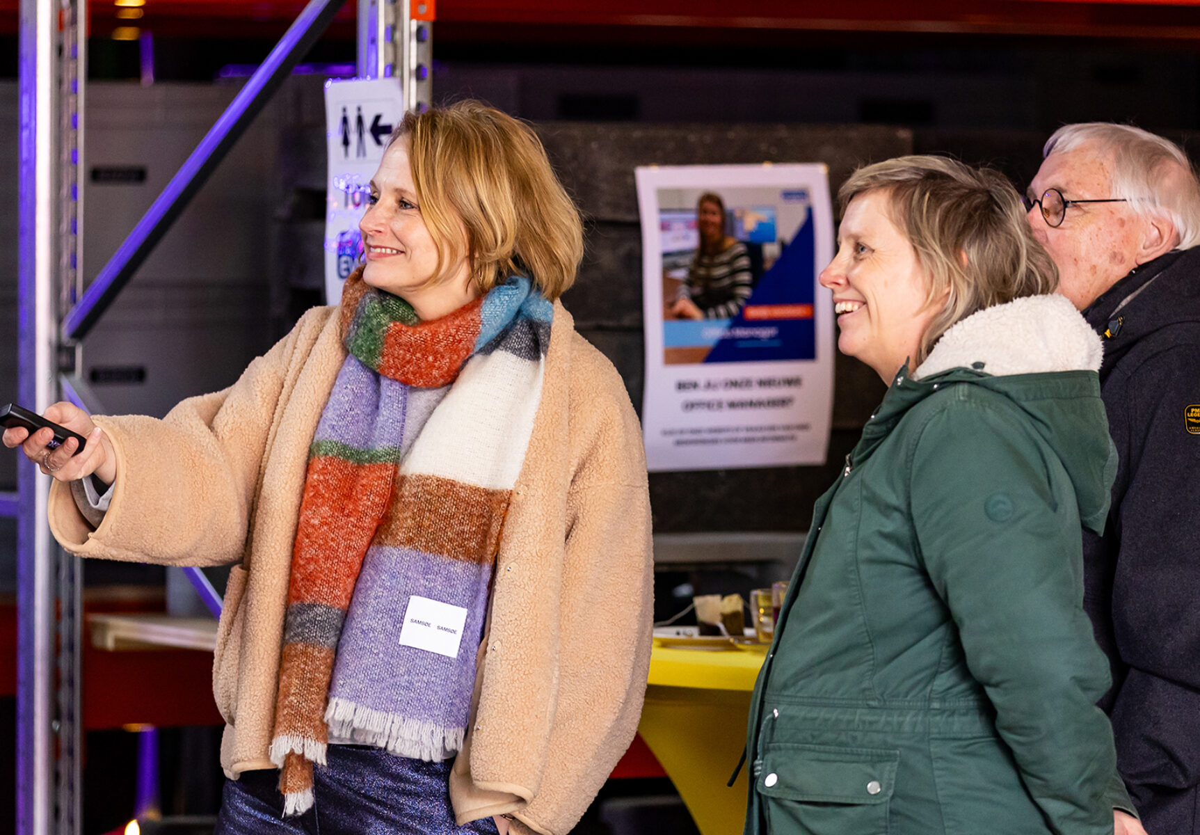 Gasten stemmen met de stemkastjes tijdens de Pubquiz van Sanka Events.