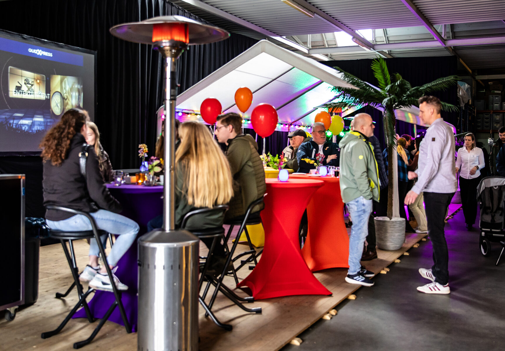 Het is gezellig druk in de loods tijdens de open dag van Sanka Events.
