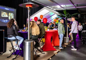 Het is gezellig druk in de loods tijdens de open dag van Sanka Events.