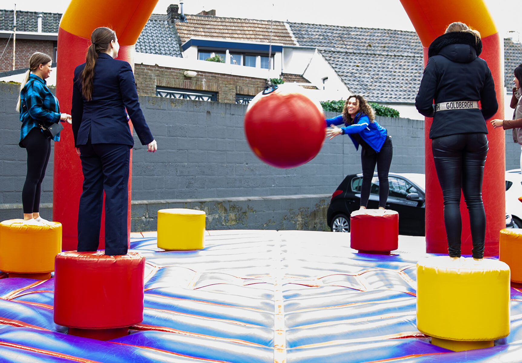 Een groep vriendinnen speelt op de attractie Slingerbal tijdens de Sanka Open Dag.
