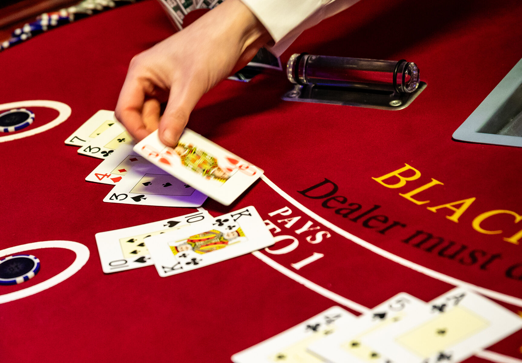 Close-up van het delen van kaarten bij Blackjack.