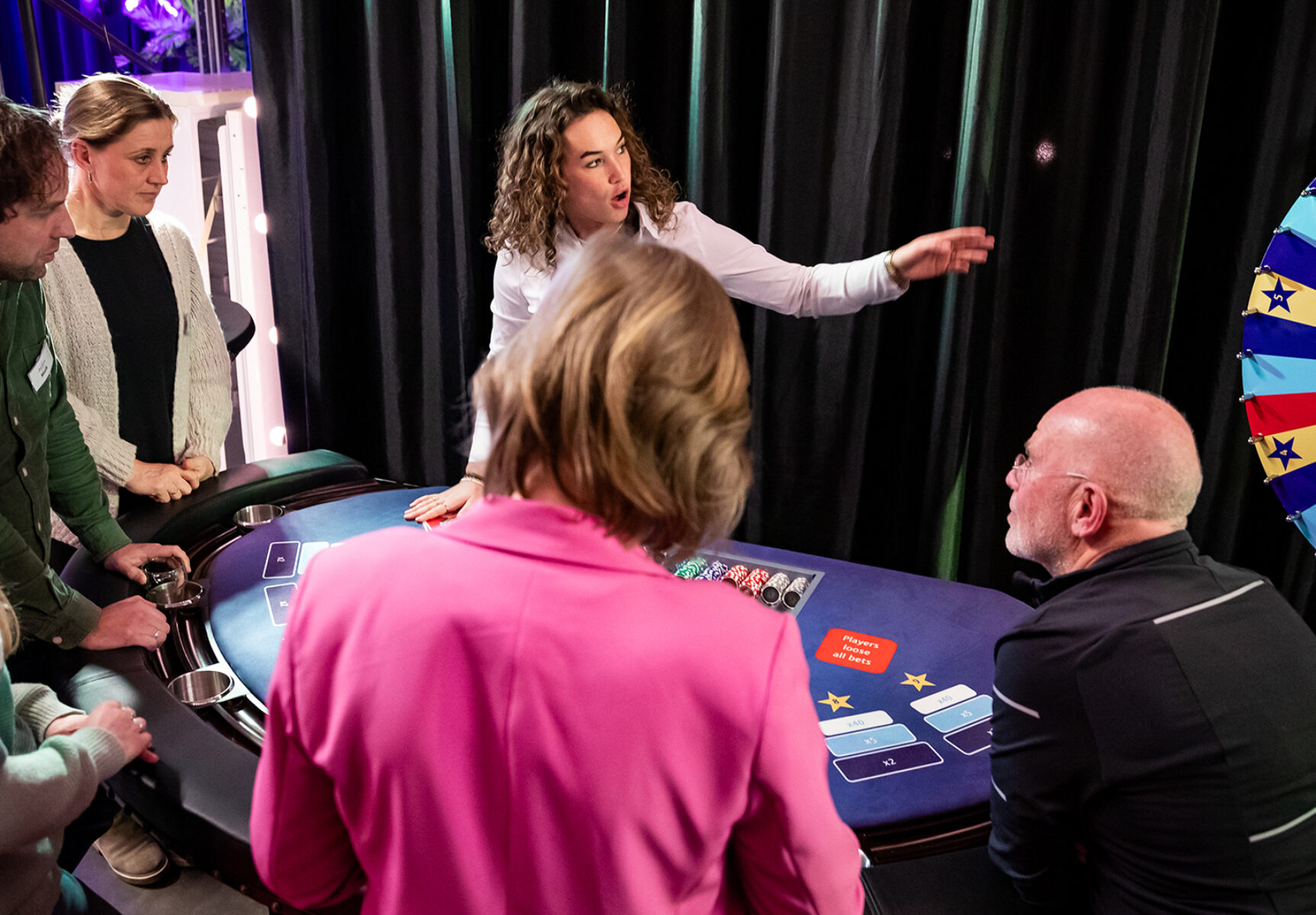 De croupier geeft uitleg bij het spel Wheel Of Fortune.