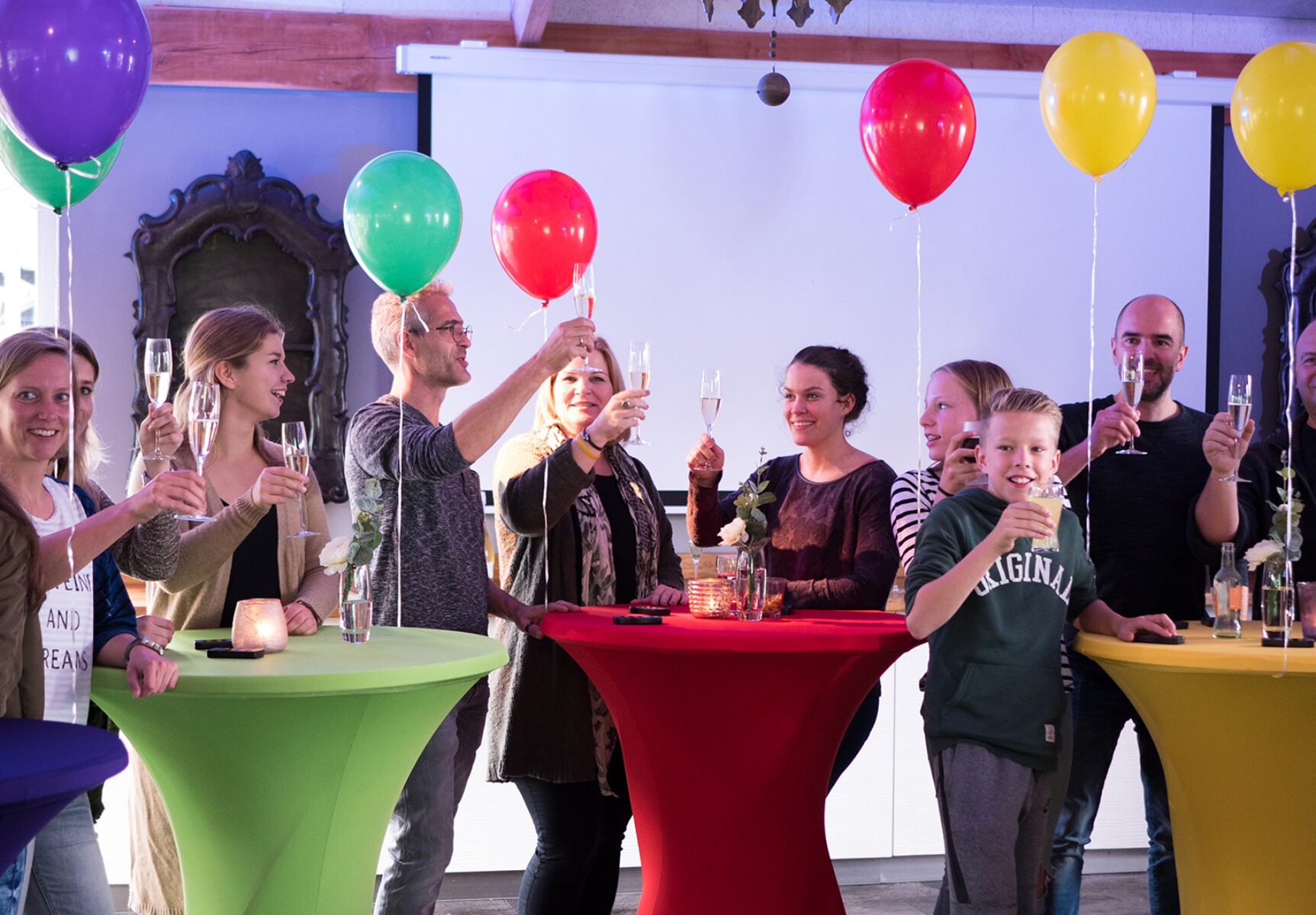 De deelnemers van de Jaarquiz proosten op het nieuwe jaar.