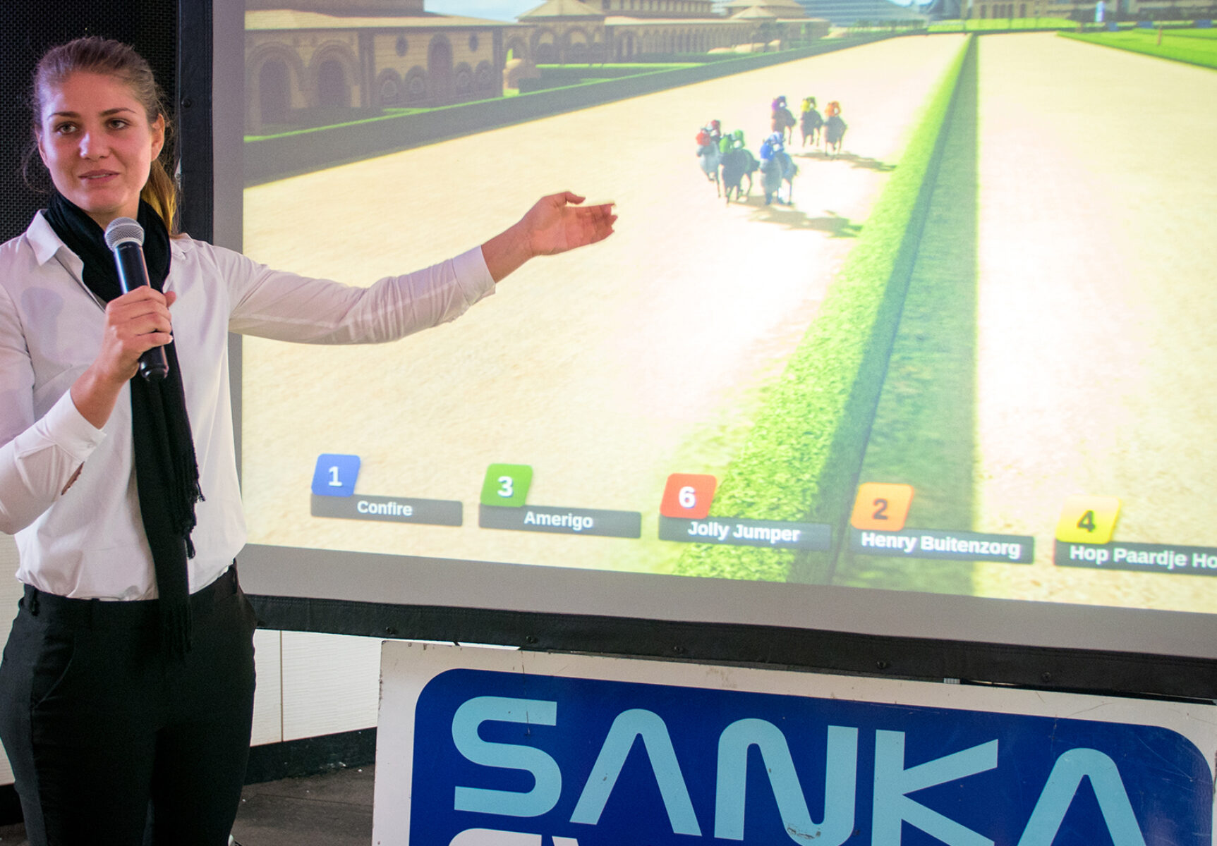 De 'paardenrace' wordt gepresenteerd tijdens de Pubquiz van Sanka Events.