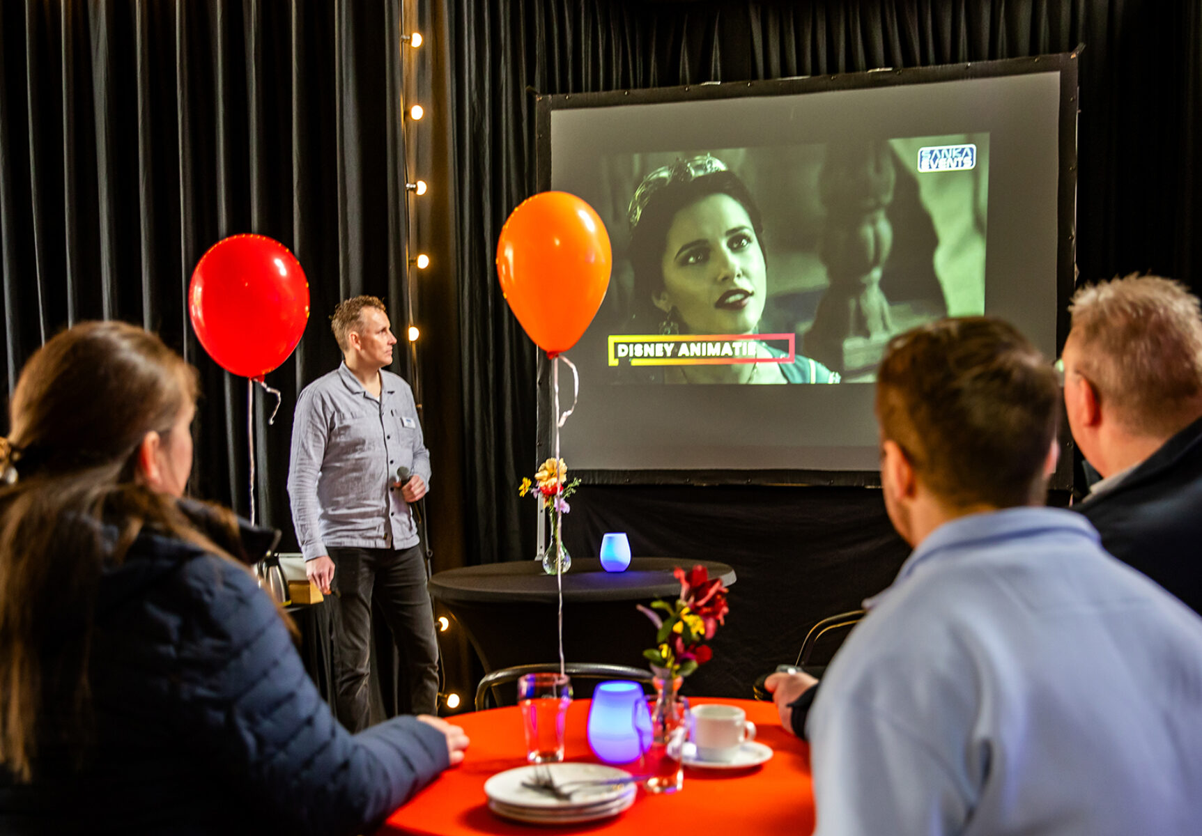 Gasten spelen de Disneyronde van de Pubquiz tijdens de Sanka Try-Outs.